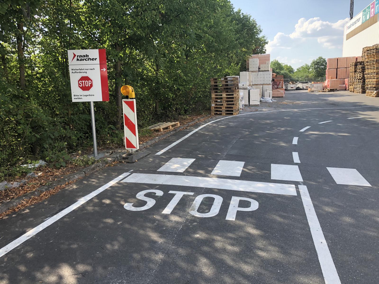 Straßenmarkierung auf einem Werksgelände