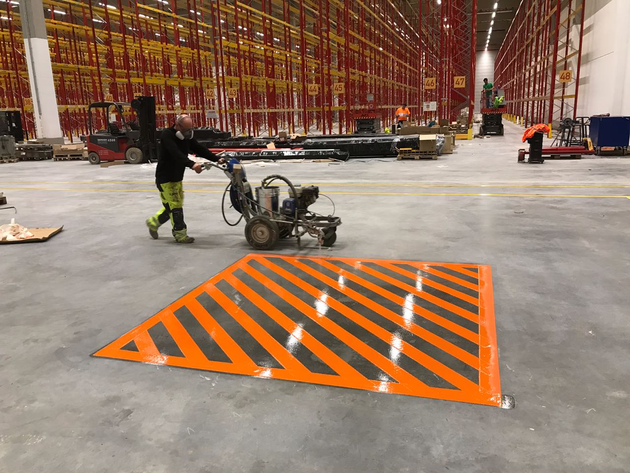 Sperrflächenmarkierung in orange in einer Logistikhalle