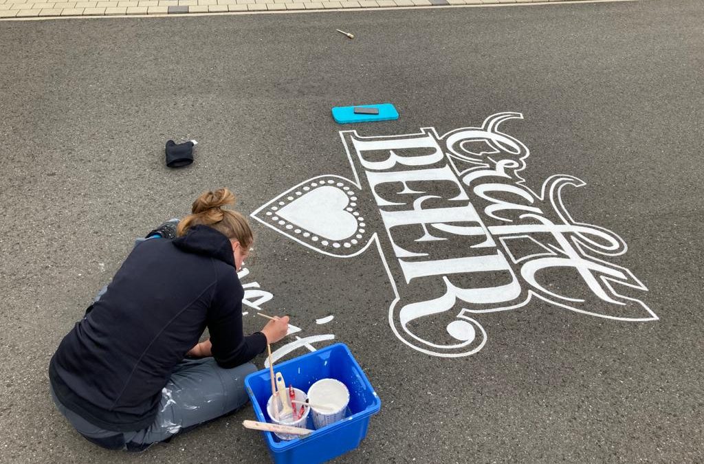 Asphaltkalligraphie als temporäre Eventmarkierung bei einem Craftbeer-Festival – Idee und Umsetzung von Melina Mueller