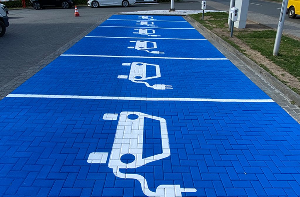 Stellplätze für e-Autos: Vollflächige Parkplatzmarkierung für die Ladestation von elektrischen Autos